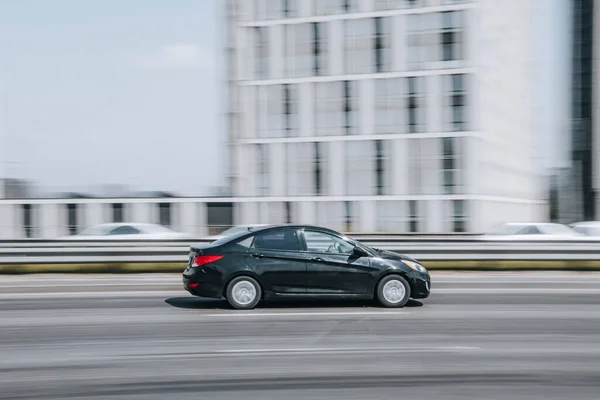 Ucrânia Kiev Abril 2021 Carro Preto Nissan Versa Movendo Rua — Fotografia de Stock