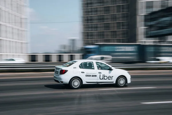 우크라 Kyiv 2021 White Renault Duster Taxi Uber Car Moving — 스톡 사진