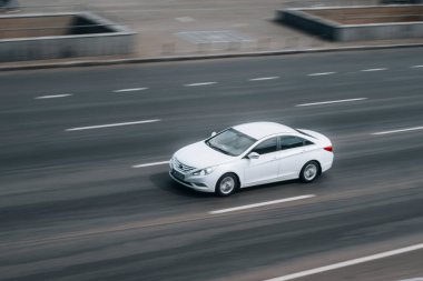Ukrayna, Kyiv - 27 Haziran 2021: Beyaz Hyundai Sonata arabası yolda ilerliyor.  