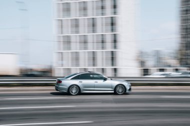 Ukrayna, Kyiv - 29 Nisan 2021: Gümüş Audi A6 aracı yolda ilerliyor.  