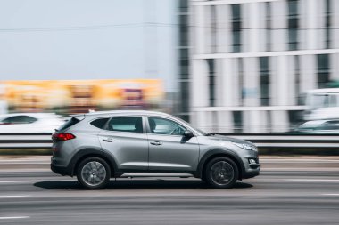 Ukrayna, Kyiv - 29 Nisan 2021: Gümüş Hyundai Tucson arabası yolda ilerliyor.  