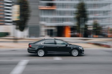 Ukrayna, Kyiv - 27 Haziran 2021: Siyah Audi A8 aracı yolda ilerliyor.  