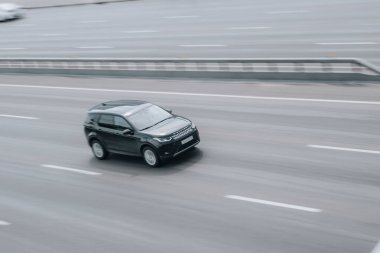 Ukrayna, Kyiv - 27 Haziran 2021: Siyah Land Rover Range Evoque aracı caddede ilerliyor.  