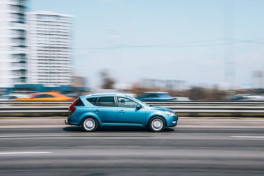 Ukrayna, Kyiv - 29 Nisan 2021: Açık Mavi KIA Cee 'li araba yolda ilerliyor.  