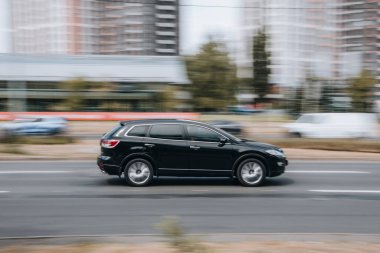 Ukrayna, Kyiv - 27 Haziran 2021: Siyah MAZDA CX-9 aracı yolda ilerliyor.  