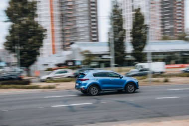Ukrayna, Kyiv - 27 Haziran 2021: Açık Mavi KIA Spor Araba sokakta ilerliyor. 