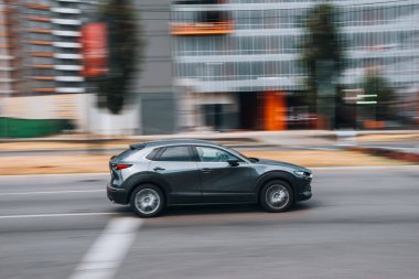 Ukrayna, Kyiv - 27 Haziran 2021: Gri MAZDA CX-30 aracı sokakta hareket ediyor.  