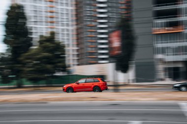 Ukrayna, Kyiv - 27 Haziran 2021: Kırmızı Audi Q7 aracı yolda ilerliyor.  