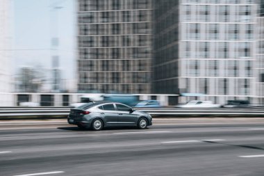 Ukrayna, Kyiv - 29 Nisan 2021: Gri Hyundai Elantra arabası yolda ilerliyor. 