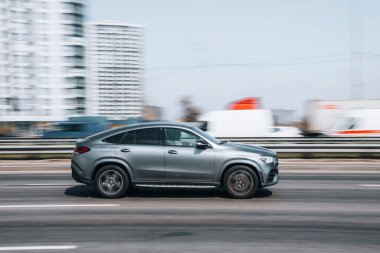 Ukrayna, Kyiv - 29 Nisan 2021: Gri KIA aracı yolda ilerliyor.  