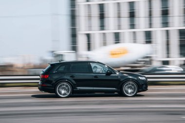 Ukrayna, Kyiv - 29 Nisan 2021: Siyah Audi Q7 aracı yolda ilerliyor.  