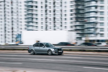 Ukrayna, Kyiv - 29 Nisan 2021: Gri BMW 3 serisi araba sokakta ilerliyor.  