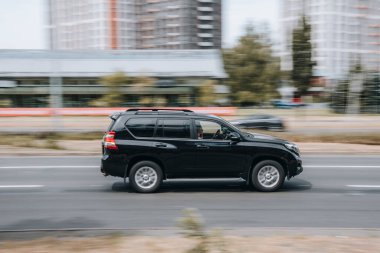 Ukrayna, Kyiv - 27 Haziran 2021: Siyah Toyota Land Cruiser Prado arabası yolda ilerliyor.  