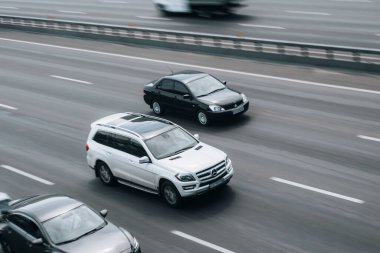 Ukrayna, Kyiv - 27 Haziran 2021: Siyah Mitsubishi Lancer arabası yolda ilerliyor. 