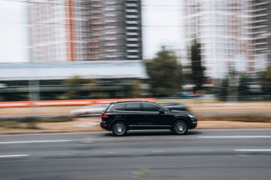 Ukrayna, Kyiv - 27 Haziran 2021: Siyah Volkswagen Touareg aracı yolda ilerliyor. 