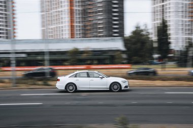 Ukrayna, Kyiv - 27 Haziran 2021: Beyaz Audi A6 aracı yolda ilerliyor.  