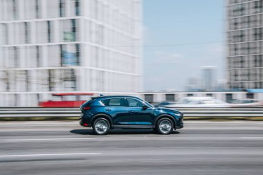Ukrayna, Kyiv - 29 Nisan 2021: Mavi MAZDA CX-5 aracı yolda ilerliyor. 