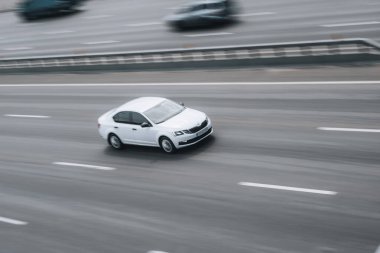 Ukrayna, Kyiv - 29 Nisan 2021: Beyaz Scoda Octavia arabası yolda ilerliyor.  