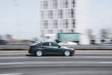 Ukrayna, Kyiv - 29 Nisan 2021: Siyah Hyundai Sonata arabası yolda ilerliyor.  