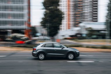 Ukrayna, Kyiv - 29 Nisan 2021: Gri Audi Q3 arabası yolda ilerliyor. 