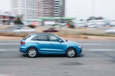 Ukrayna, Kyiv - 27 Haziran 2021: Açık Mavi Audi Q3 aracı yolda ilerliyor.  