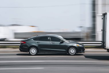 Ukrayna, Kyiv - 29 Nisan 2021: Gri Ford Fusion (Kuzey Amerika) arabası sokakta hareket ediyor.  