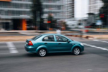 Ukrayna, Kyiv - 27 Haziran 2021: Caddede hareket eden yeşil Chevrolet Aveo arabası.  