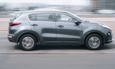 Ukrayna, Kyiv - 27 Haziran 2021: Gri KIA Spor arabası sokakta hareket ediyor. 