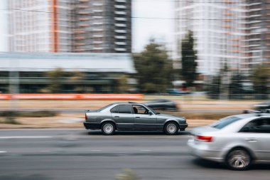 Ukrayna, Kyiv - 27 Haziran 2021: Gümüş Honda Ridgeline arabası yolda ilerliyor.  