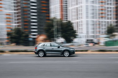 Ukrayna, Kyiv - 27 Haziran 2021: Gri Audi Q5 aracı yolda ilerliyor. 