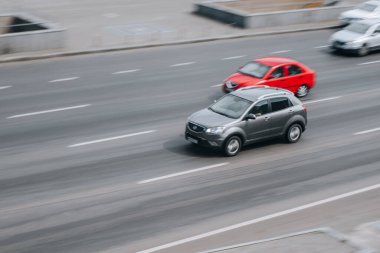 Ukrayna, Kyiv - 27 Haziran 2021: Gümüş SsangYong Actyon aracı caddede ilerliyor. 