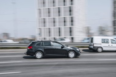 Ukrayna, Kyiv - 29 Nisan 2021: Siyah Chevrolet Cruze arabası yolda ilerliyor.  