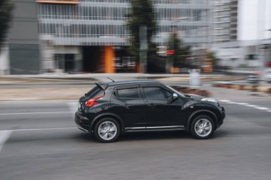 Ukrayna, Kyiv - 27 Haziran 2021: Siyah Nissan Juke arabası sokakta ilerliyor.  