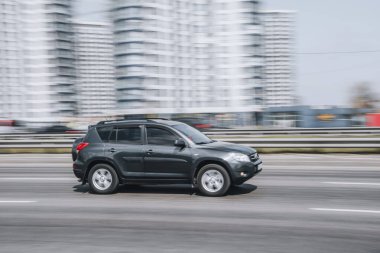 Ukrayna, Kyiv - 29 Nisan 2021: Gri Toyota RAV 4 aracı yolda ilerliyor. 