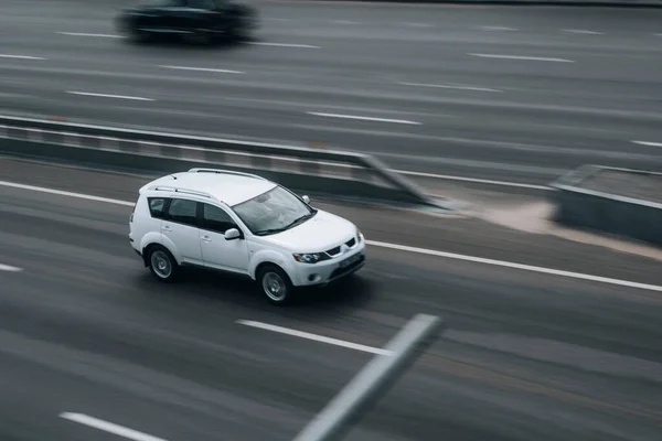 Ukraine Kyiv June 2021 White Mitsubishi Outlander Car Moving Street — Stock Photo, Image