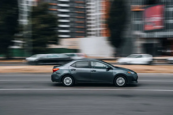 乌克兰 2021年6月27日 Gray Toyota Corolla 汽车在街上行驶 — 图库照片
