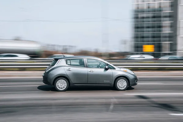 우크라 Kyiv 2021 Gray Nissan Leaf Car Moving Street — 스톡 사진