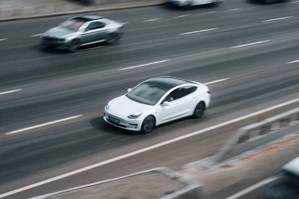 Ucrânia Kiev Abril 2021 Branco Tesla Modelo Carro Movimento Rua — Fotografia de Stock