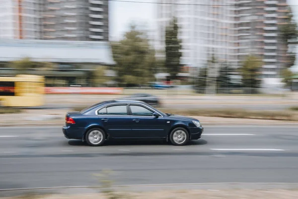 Ουκρανία Κίεβο Ιουνίου 2021 Μπλε Kia Optima Αυτοκίνητο Κινείται Στο — Φωτογραφία Αρχείου