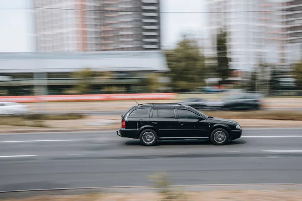 Ukrayna Kyiv Nisan 2021 Siyah Skoda Octavia Arabası Yolda Ilerliyor — Stok fotoğraf