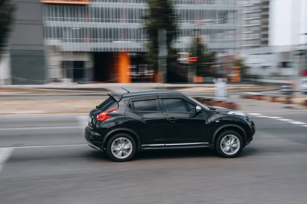 Ucrânia Kiev Junho 2021 Carro Preto Nissan Juke Movendo Rua — Fotografia de Stock