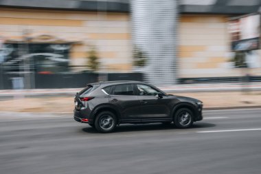 Ukrayna, Kyiv - 27 Haziran 2021: Gri MAZDA CX-5 aracı sokakta hareket ediyor. Yazı