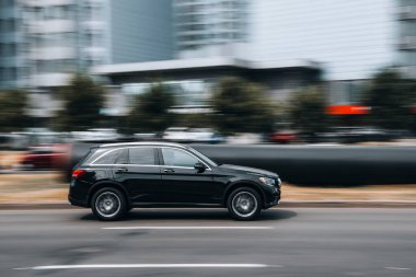 Ukrayna, Kyiv - 27 Haziran 2021: Siyah Mercedes-Benz C sınıfı araba caddede ilerliyor. Yazı