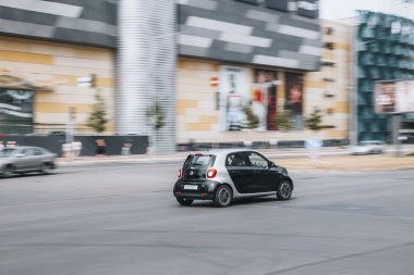 Ukrayna, Kyiv - 27 Haziran 2021: Siyah akıllı Forfour arabası sokakta hareket ediyor. Yazı