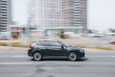 Ukrayna, Kyiv - 27 Haziran 2021: Siyah Subaru XV arabası sokakta hareket ediyor. Yazı
