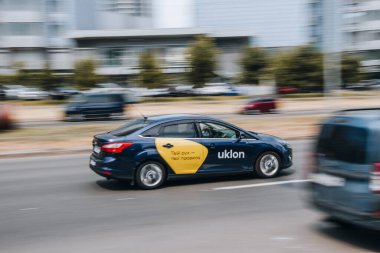 Ukrayna, Kyiv - 27 Haziran 2021: Siyah Ford Focus Taksisi Uklon arabası sokakta hareket ediyor. Yazı