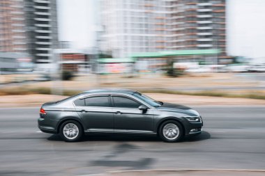 Ukrayna, Kyiv - 27 Haziran 2021: Gri Volkswagen Passat aracı sokakta hareket ediyor. Yazı