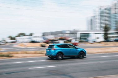 Ukrayna, Kyiv - 27 Haziran 2021: Açık Mavi Toyota RAV 4 aracı yolda ilerliyor. Yazı