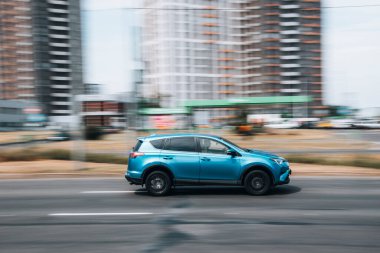 Ukrayna, Kyiv - 27 Haziran 2021: Açık Mavi Toyota RAV 4 aracı yolda ilerliyor. Yazı