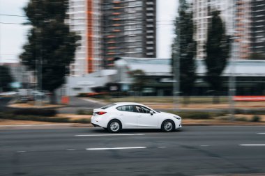 Ukrayna, Kyiv - 27 Haziran 2021: Beyaz MAZDA 3 aracı yolda ilerliyor. Yazı